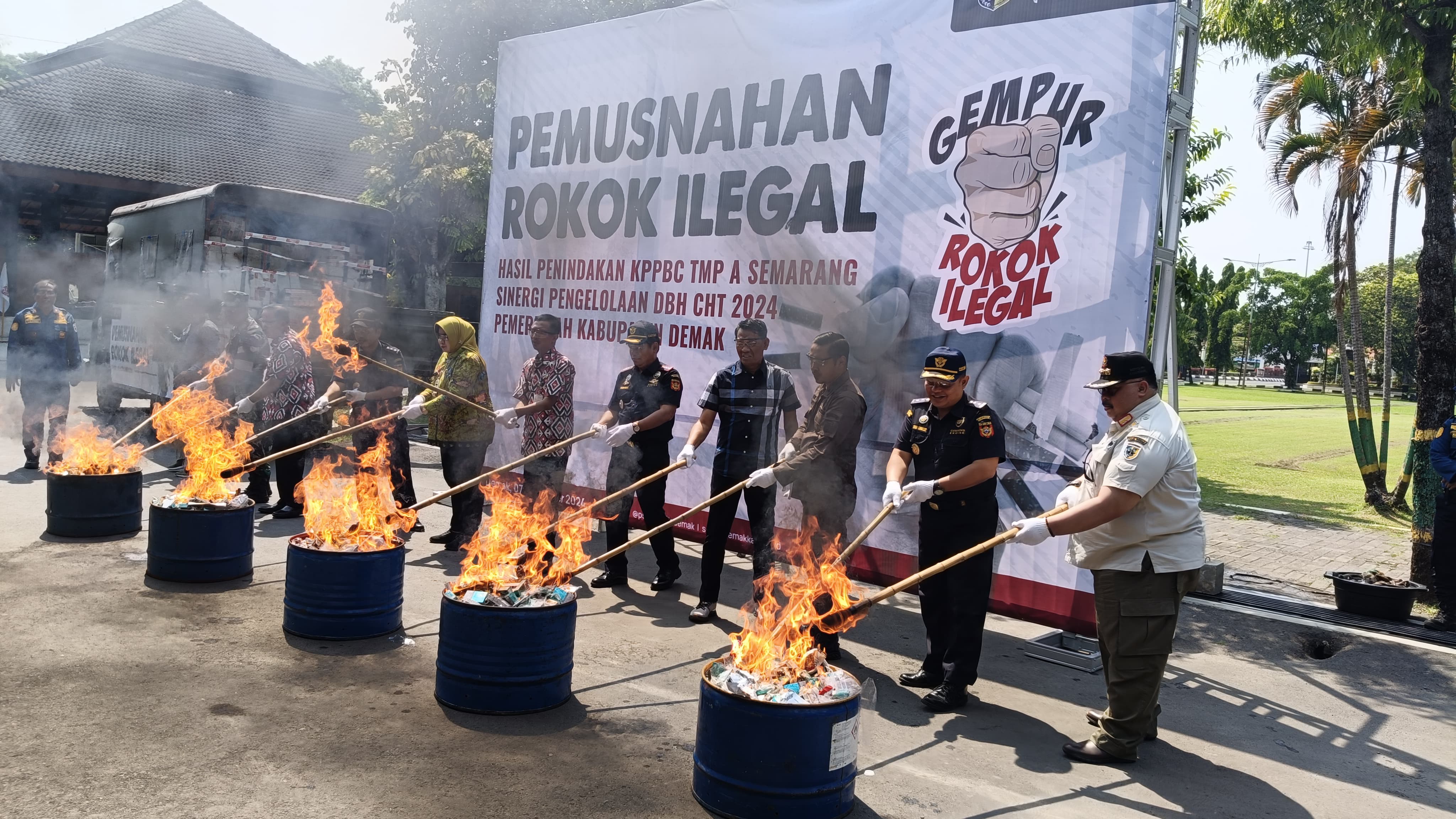 Ilustrasi pemusnahan rokok ilegal. Dok. Portal Demak. BC Tindak 13.248 Barang Ilegal, Nilainya Capai Rp3,9 Triliun