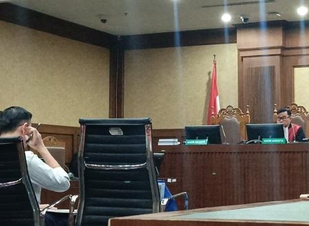 Meski tidak menikmati keuntungan dari korupsi impor gula Majelis Hakim Pengadilan Tipikor Jakarta Pusat menjatuhkan vonis 4,5 tahun penjara kepada mantan Menteri Perdagangan Thomas Trikasih Lembong Tak Nikmati Korupsi, Hakim Tak Bebani Tom Uang Pengganti