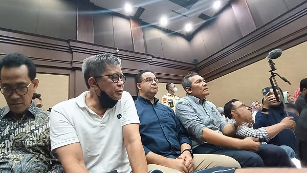 Mantan menteri perdagangan Tom Trikasih Lembong mendapat dukungan dari para koleganya, termasuk Anies Baswedan, saat menghadiri sidang pembacaan putusan di Pengadilan Tipikor Anies: Jika Tom Saja Bisa Dikriminalisasi, Bagaimana Rakyat Biasa
