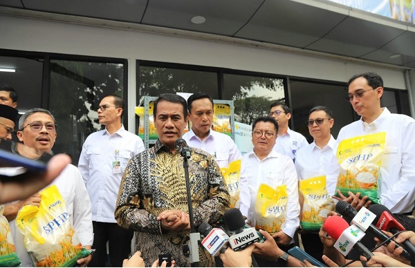 Pemerintah secara resmi mulai menyalurkan 1,3 juta ton beras SPHP (Stabilisasi Pasokan dan Harga Pangan) secara bertahap ke seluruh Indonesia. 1,3 Juta Ton Beras SPHP Disalurkan, Mentan Yakin Harga Segera Turun