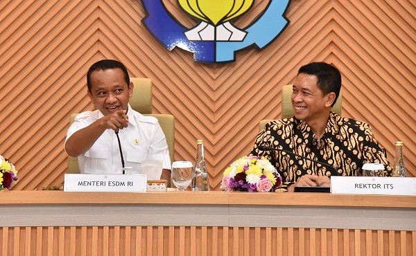 Menteri ESDM Bahlil Lahadalia ketika meresmikan Migas Corner di gedung Rektorat Institut Teknologi 10 Nopember (ITS) Surabaya, Kamis (17/7).(Foto: Kementerian ESDM) Bahlil: Masih Ekspor Bahan Mentah, Tak Beda Zaman VOC