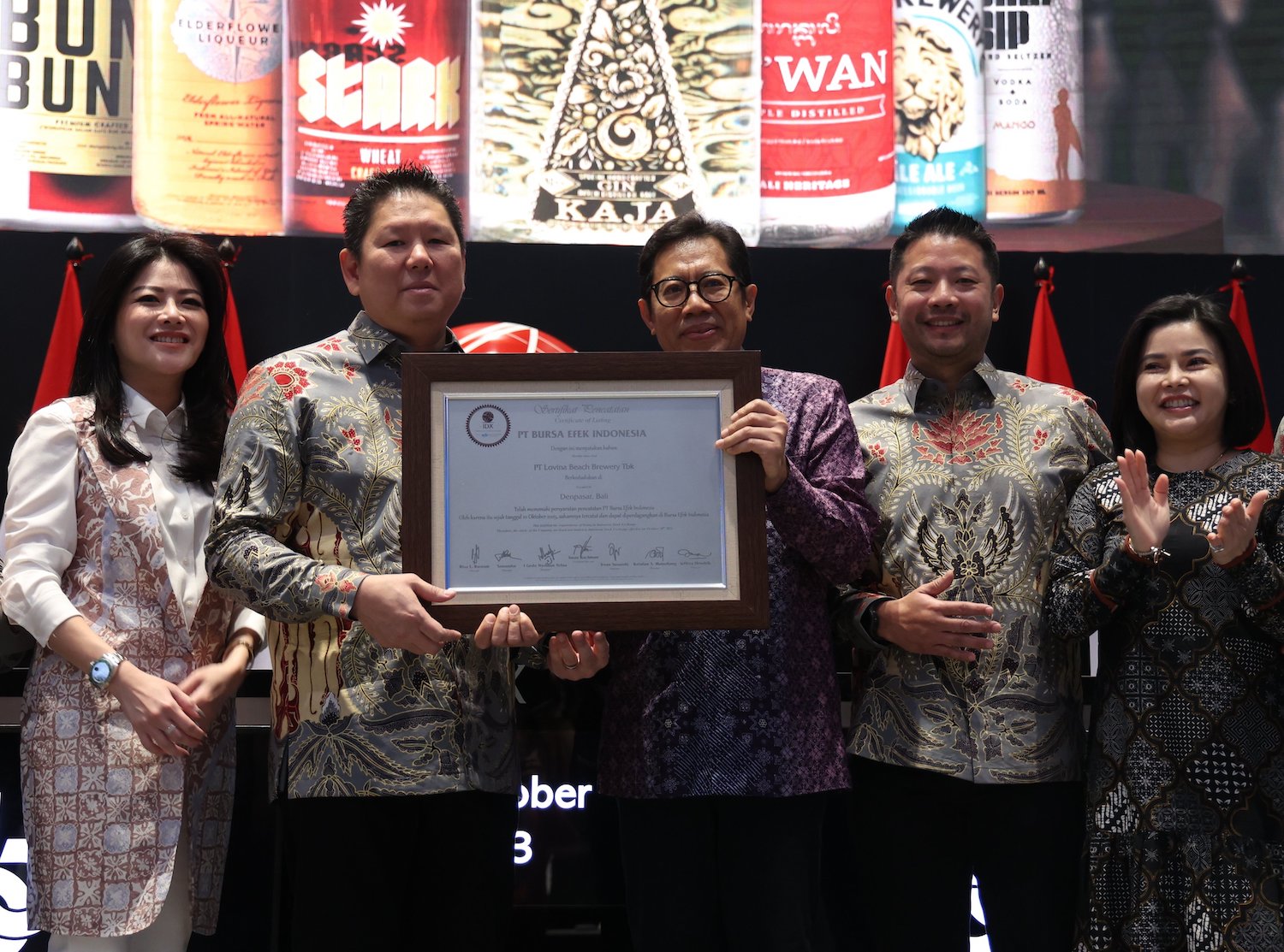 Pengurus Lovina Beach kala menerima sertifikat initial public offering dari Bursa Efek Indonesia. FOTO - ISTIMEWA Diskon 82 Persen, Barito Mas Obral 1,6 Miliar Saham Lovina (STRK)