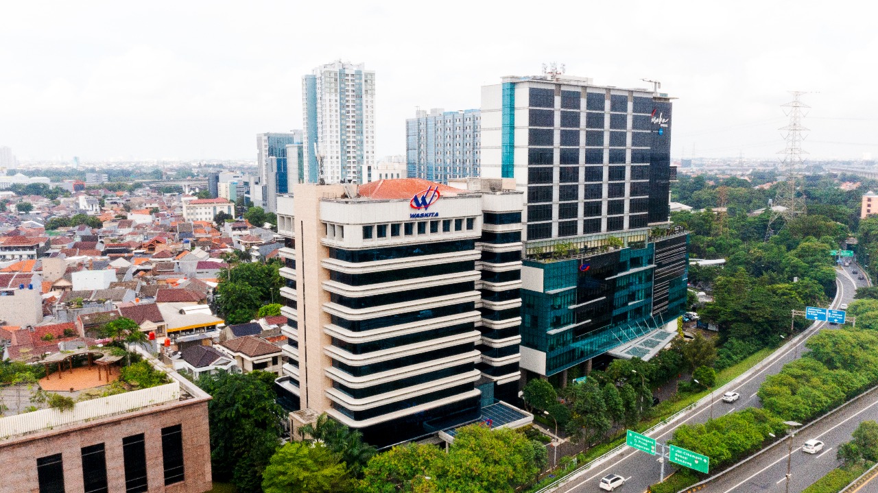 Gedung Waskita Karya tampak berderet dengan gedung lain di Kawasan Cawang, Jakarta Timur. FOTO - ISTIMEWA Restrukturisasi Mulus, Laba Bruto WSKT Naik 14,4 Persen