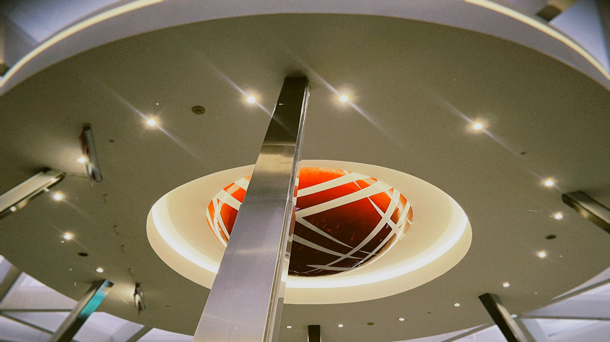 Langit-langit di Main Hall Bursa Efek Indonesia. Empat Saham Terbang Ratusan Persen Disorot BEI