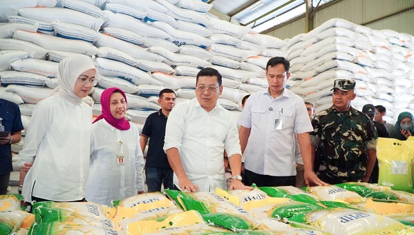 Kepala Badan Pangan Nasional/National Food Agency (NFA) Arief Prasetyo Adi saat meninjau Gudang Bulog Meger di Klaten, Jawa Tengah, Minggu (20/7/2025).(FOto : Badan Pangan) Jaga Harga Gabah, Pemerintah Tambah Target Serap Beras 1 Juta Ton