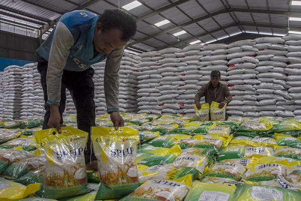 Perum Bulog memperketat distribusi beras murah Stabilisasi Pasokan dan Harga Pangan (SPHP) untuk mencegah penyelewengan Cegah Penyelewengan, Bulog Perketat Distribusi Beras SPHP