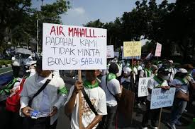 Ribuan warga rumah susun dan apartemen dari berbagai wilayah DKI Jakarta menggelar aksi damai di depan Balai Kota DKI Jakarta Senin (21/7/2025). Mereka memprotes kebijakan penggolongan pelanggan air bersih PAM Jaya yang dinilai tak adil. Aturan itu merugikan warga dan dan masyarakat berpenghasilan rendah (MBR) penghuni rumah susun. Dok. SINDOnews. Warga Rusun Unjuk Rasa di Balai Kota Jakarta, Ini Tuntutannya