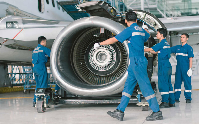 Sejumlah teknisi tengah melakukan perawatan rutin mesin pesawat Garuda Indonesia. FOTO - ISTIMEWA Borong 50 Pesawat Boeing, Ini Penjelasan Garuda Indonesia (GIAA)