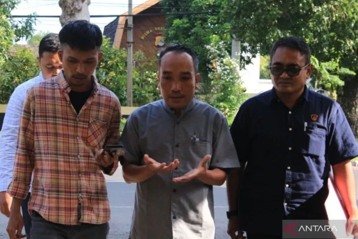 Tersangka keempat kasus dugaan korupsi pengadaan masker COVID-19 yang berperan sebagai PPTK, M. Haryadi Wahyudin (tengah), memberikan keterangan pers saat hendak menjalani pemeriksaan kesehatan, di RS Bhayangkara Mataram, NTB, Selasa (22/7/2025). ANTARA/HO-Polresta Mataram. Kasus Korupsi Covid-19, Polresta Mataram Tahan Tersangka Keempat