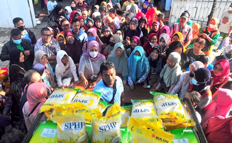 Badan Pangan Nasional (Bapanas) menyalurkan beras SPHP periode Juli-Desember 2025. Dimulai Juni ini, realisasi penyaluran beras Stabilisasi Pasokan dan Harga Pangan (SPHP) baru mencapai 12,15% dari total target tahun 2025, meski stok yang tersedia mencapai 1,5 juta ton. Dok. Agricom. Jaga Stabilitas Harga, Pemerintah Salurkan Beras SPHP Hingga Desember