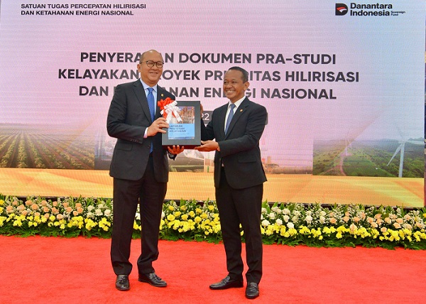 Menteri Energi dan Sumber Daya Mineral (ESDM) sekaligus Ketua Satgas Percepatan Hilirisasi dan Ketahanan Energi Nasional, Bahlil Lahadalia, menyerahkan sebanyak 18 dokumen pra feasibility study (pra-FS) proyek hilirisasi dengan nilai investasi total sebesar USD38,63 miliar atau setara Rp618,13 triliun kepada CEO Danantara Rosan Roeslani, di kantor Kementerian ESDM Jakarta, Selasa (22/7).(Foto: Kementerian ESDM). Danantara Terima Pra Studi Kelayakan Proyek Hilirisasi Senilai Rp618T