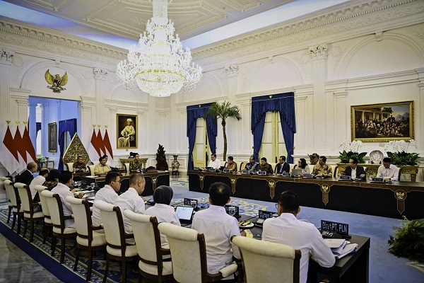 Presiden Prabowo Subianto memimpin rapat terbatas yang membahas perkembangan Kawasan Ekonomi Khusus (KEK) bersama sejumlah Menteri Kabinet Merah Putih di Istana Merdeka, Jakarta, pada Selasa, 22 Juli 2025. (Foto: BPMI Setpres) Investasi di KEK Tembus Rp90,1T, Serap 47 Ribu Tenaga Kerja
