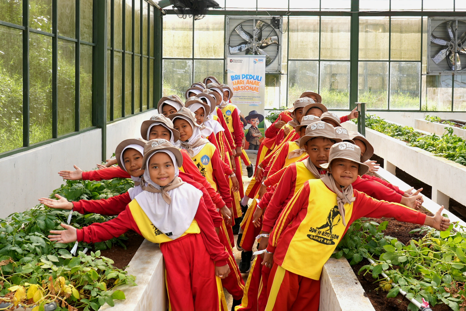 Melalui BRI Peduli selaku payung dari Program Tanggung Jawab Sosial dan Lingkungan (TJSL), BRI mengajak siswa Sekolah Dasar Negeri (SDN) 7 Kota Kulon Garut mengikuti kegiatan argoedukasi di Klaster Usaha Ganitri (Garut Benih Tani Lestari) di Taman Teknologi Pertanian, Kabupaten Garut, Provinsi Jawa Barat. Dok. BRI. BRI Peduli Dukung Pendidikan Karakter Anak Lewat Agroedukasi