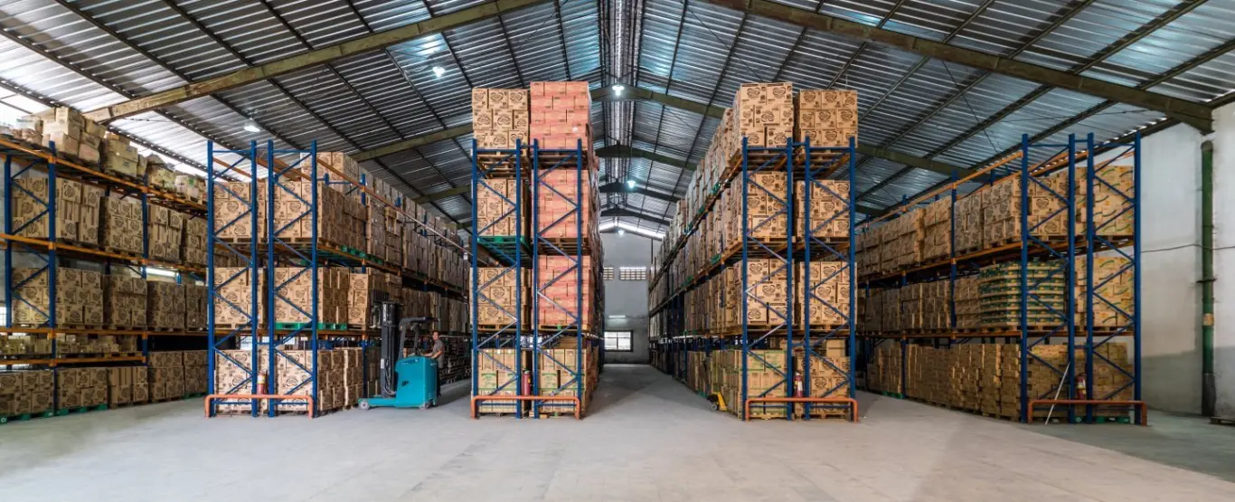 Petugas tengah mengecek properti di gudang penyimpanan Leyand International. FOTO - ISTIMEWA Layman Holdings Obral 80 Juta Saham LAPD Bawah Pasar, Intip Tujuannya