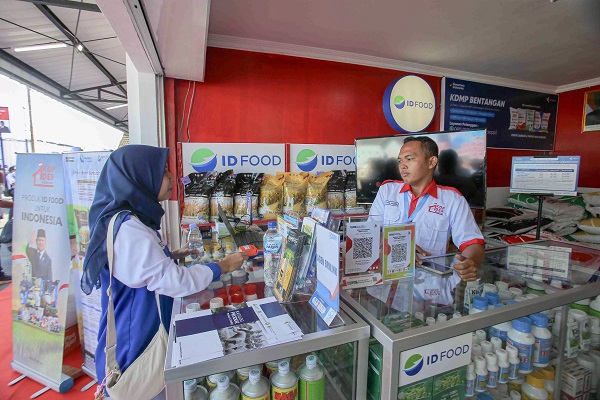 PT Sang Hyang Seri (SHS), anak usaha dari BUMN Pangan ID FOOD, memperkuat ketersediaan benih unggul nasional, melalui kolaborasi dengan Koperasi Desa (Kopdes) Merah Putih. Sang Hyang Seri Sediakan Benih di Kopdes Merah Putih