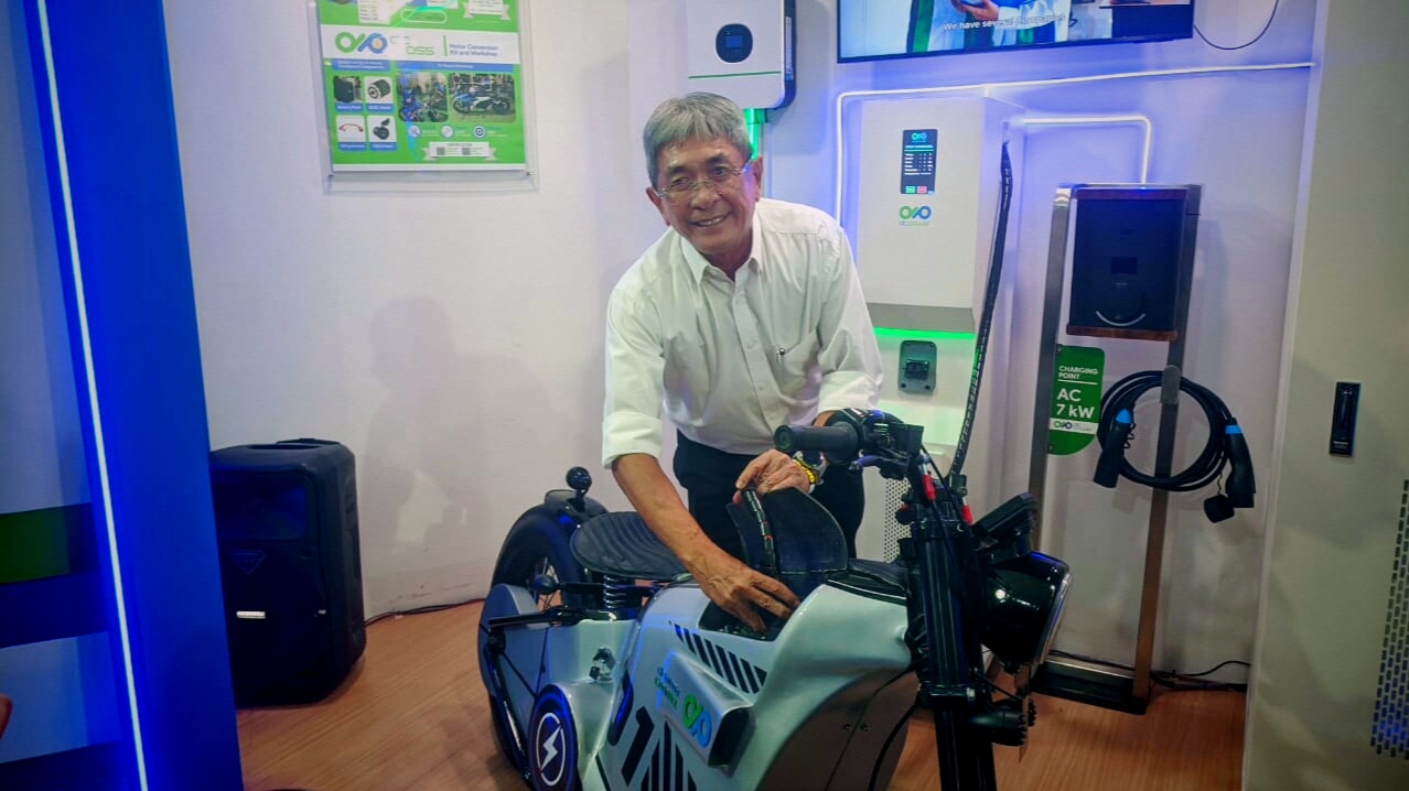Potret Presiden Direktur Irianto Santoso menjajal salah satu produk EV berbasis EBT dalam Booth Expo milik DRMA di GIIAS 2025. DRMA Pamerkan Teknologi EV Lokal Ramah Lingkungan di GIIAS 2025