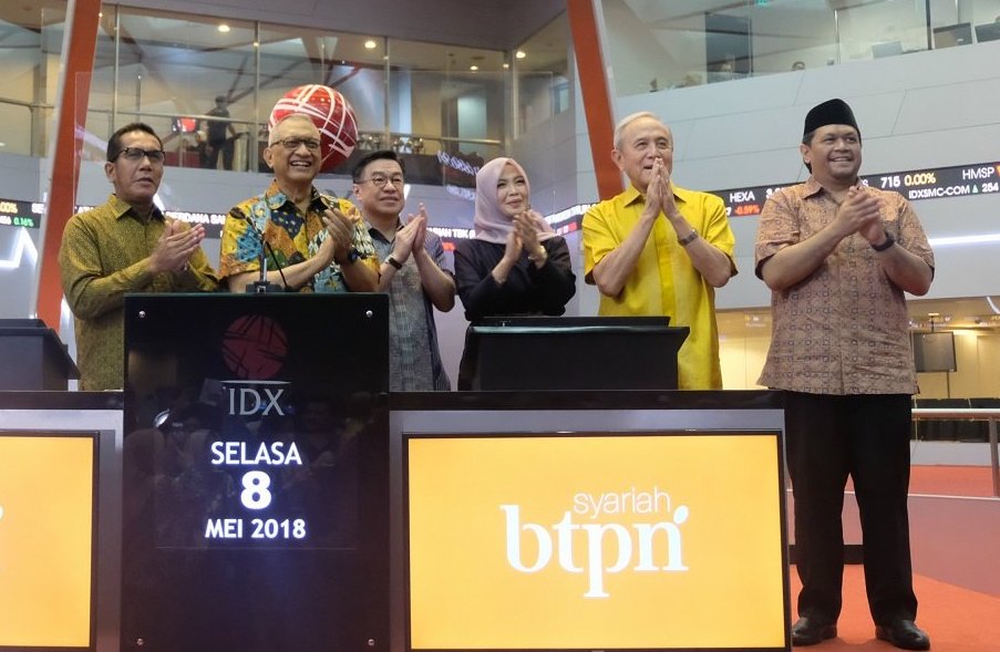 Pengurus BTPN Syariah kala mengikuti seremoni pencatatan perdana saham di Main Hall Bursa Efek Indonesia. FOTO - ISTIMEWA Tumbuh 16 Persen, Paruh Pertama 2025 BTPS Raup Laba Rp643,83 Miliar