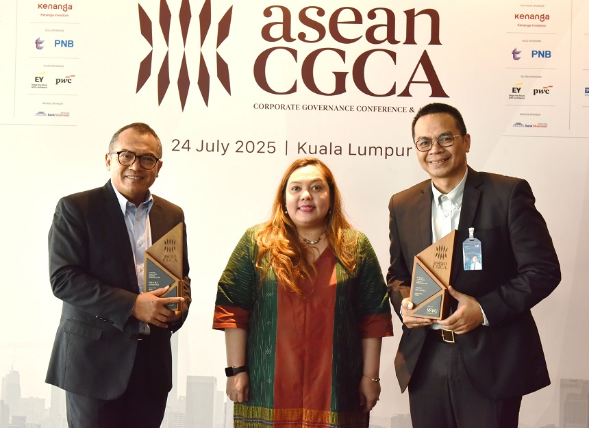 Direktur Human Capital and Compliance PT Bank Tabungan Negara (Persero) Tbk, Eko Waluyo (kiri), dan Kepala Divisi Compliance and Governance BTN, Hasta Nugraha Utomo (kanan), menerima dua penghargaan dari Corporate Governance Expert ASEAN Corporate Governance Scorecard sekaligus Senior Partner RSM Indonesia, Angela Simatupang (tengah), dalam ajang ASEAN Corporate Governance Awards (ACGA) 2025 di Kuala Lumpur, Kamis (24/7).(Foto: Endang Muchtar). BTN Borong 2 Penghargaan Bergengsi di ASEAN CG Awards 2025