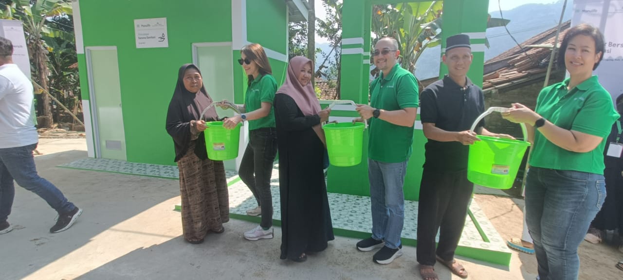 Shierly Ge, Chief Marketing Officer Manulife Indonesia, Vandygarseta R. Makki, Chief People Officer Manulife Indonesia dan Eveline Haumahu, Chief Marketing Officer Manulife Aset Management Indonesia, pada peresmian sarana air untuk warga Bogor. Manulife Bangun Sarana Air Bersih untuk Warga Pasir Angin