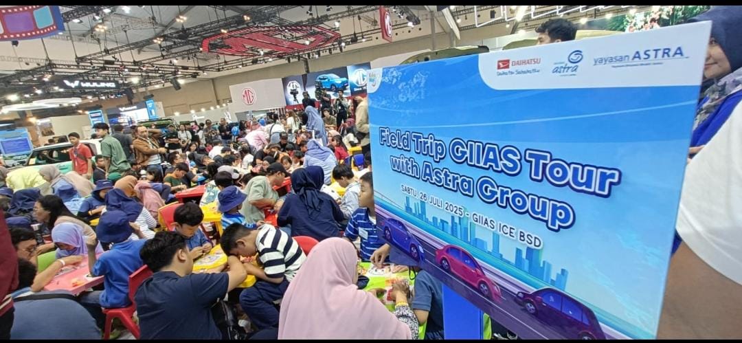Angela Anindita - Head of PR & Activation Asuransi Astra Laurentius Iwan Pranoto, Head of PR, Marcomm, & Event Asuransi Astra ketika memberikan penjelasan ke anak di pameran GIIAS 2025 Grup Astra Ajak Anak-anak Belajar Finansial & Otomotif di GIIAS 2025