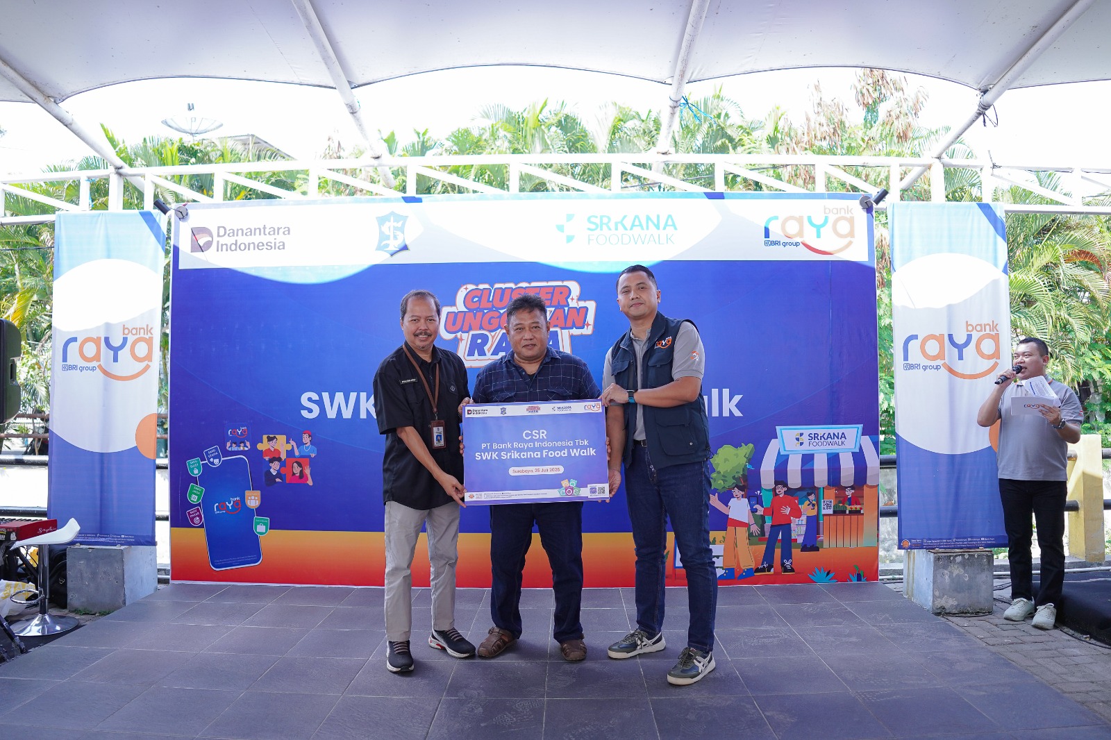 Melalui program Cluster Unggulan, Bank Raya terus merangkul para pelaku usaha di Indonesia dengan melakukan pendampingan usaha dan mendorong adopsi perbankan digital untuk mendukung kemajuan usaha para UMKM. Bank Raya (AGRO) Dukung UMKM Srikana Optimalkan Bisnis via Raya App
