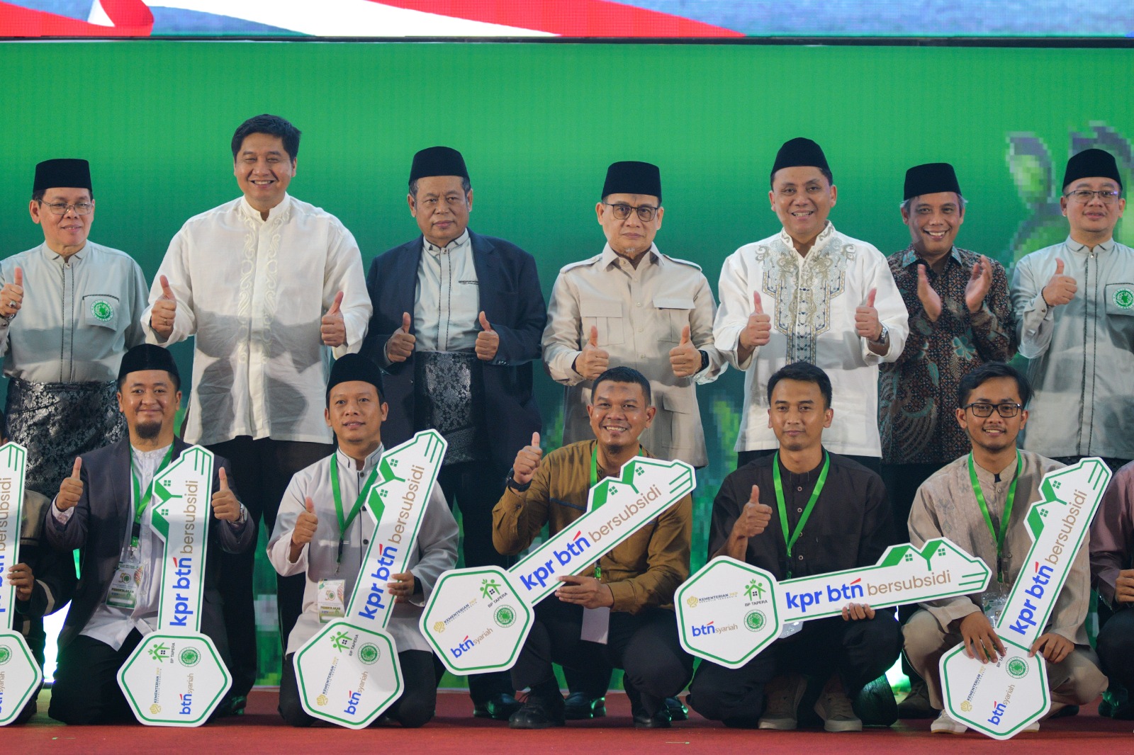 )Direktur Utama BTN Nixon LP Napitupulu (kanan) bersama Menteri Perumahan dan Kawasan Permukiman Maruarar Sirait (kiri), dan Ketua Dewan Pertimbangan Majelis Ulama Indonesia Ma'ruf Amin (kedua kiri), dan Wakil Ketua Umum MUI Marsudi Syuhud (kedua kanan) meninjau Akad Massal KPR Subsidi berskema syariah di Asrama Haji Pondok Gede, Jakarta, Sabtu (26/7). (Foto: Endang Muchtar) Rumah Untuk Umat