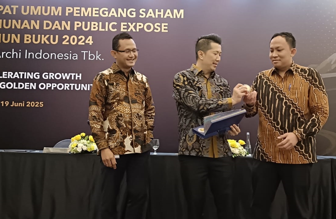 (Kiri ke kanan): Direksi ARCI, Hidayat Dwiputro Sulaksono (direktur), Rudy Suhendra (Dirut) Juanda (investor relations) berbincang bincang usai gelar RUPST Kamis (19/6). Saham Tambang Emas Milik Peter Sondakh Masuk Pemantauan Khusus