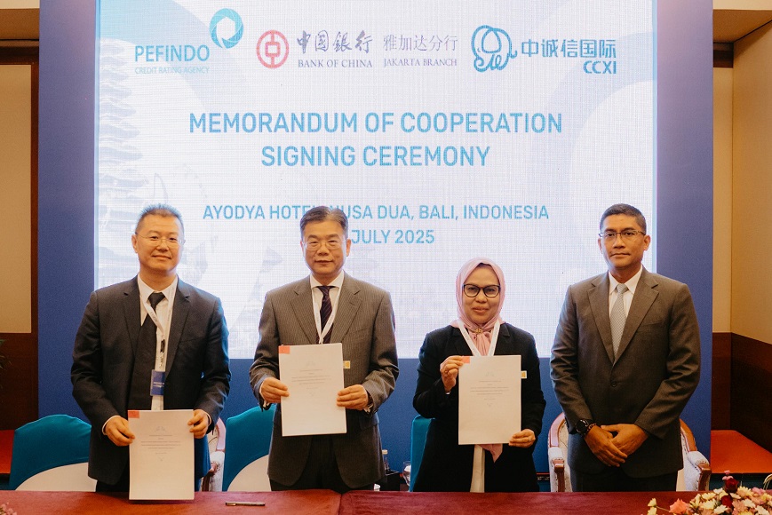 Penandatanganan Nota Kesepakatan Kerjasama PEFINDO dengan lembaga dari Tiongkok di Nusa Dua Bali (dari kiri ke kanan): CEO China Chengxin International Credit Rating Co. Ltd. (CCXI) Yue Zhigang, Deputy Country Manager Bank of China (Hong Kong) cabang Jakarta Chen Hao, Direktur Utama PEFINDO Irmawati Amran, dan Direktur PEFINDO Ign. Girendroheru. PEFINDO Gandeng Dua Institusi Terkemuka Tiongkok