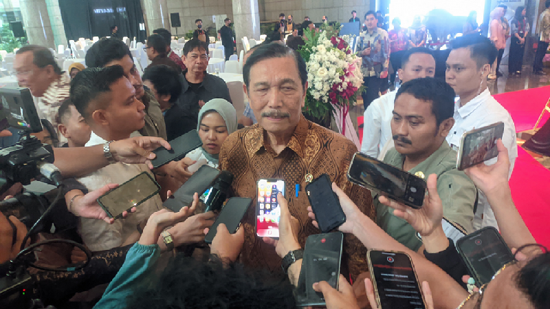Luhut Pandjaitan ketika dikerumuni awak media pada Senin (28/7). Luhut Dorong Deregulasi demi Tumbuhkan Ekonomi RI hingga 8% di 2030