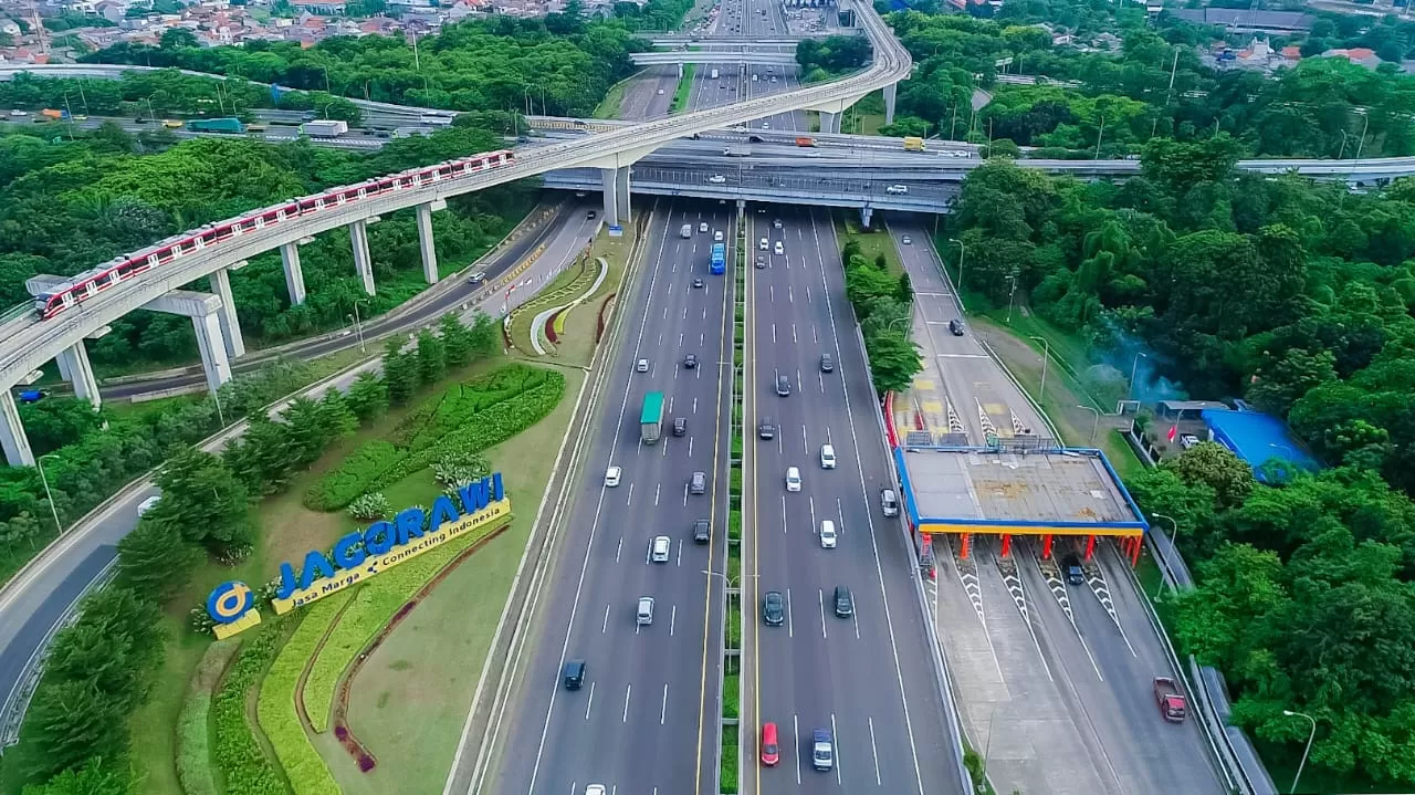 Jalan bebas hambatan besutan Jasa Marga tampak dilulusi sejumlah kendaraan. FOTO - ISTIMEWA Pendapatan dan Laba Jeblok, Ini Performa JSMR Semester I 2025