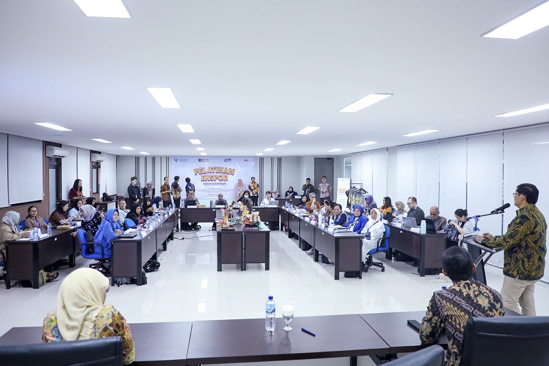 Sebagai bagian dari komitmennya dalam mendorong pertumbuhan ekonomi nasional, BRI terus memberikan dukungan nyata bagi para pelaku Usaha Mikro, Kecil, dan Menengah (UMKM). Melalui BRI Peduli selaku payung dari program Tanggung Jawab Sosial dan Lingkungan (TJSL), BRI kembali menyelenggarakan kegiatan Pelatihan Ekspor pada tahun 2025 bagi puluhan UMKM calon eksportir yang merupakan binaan BRI. BRI Dorong UMKM Tembus Ekspor Lewat Pelatihan Khusus