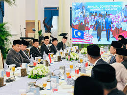 Presiden Prabowo Subianto dan Perdana Menteri Malaysia Anwar Ibrahim berdiskusi membahas soal hambatan dagang yang masih berlaku untuk dua negara. Termasuk langkah-langkah menyelesaikan masalah tersebut. Dok. Setneg RI. Di Istana Merdeka, Prabowo-Anwar Bahas Hambatan Dagang RI-Malaysia