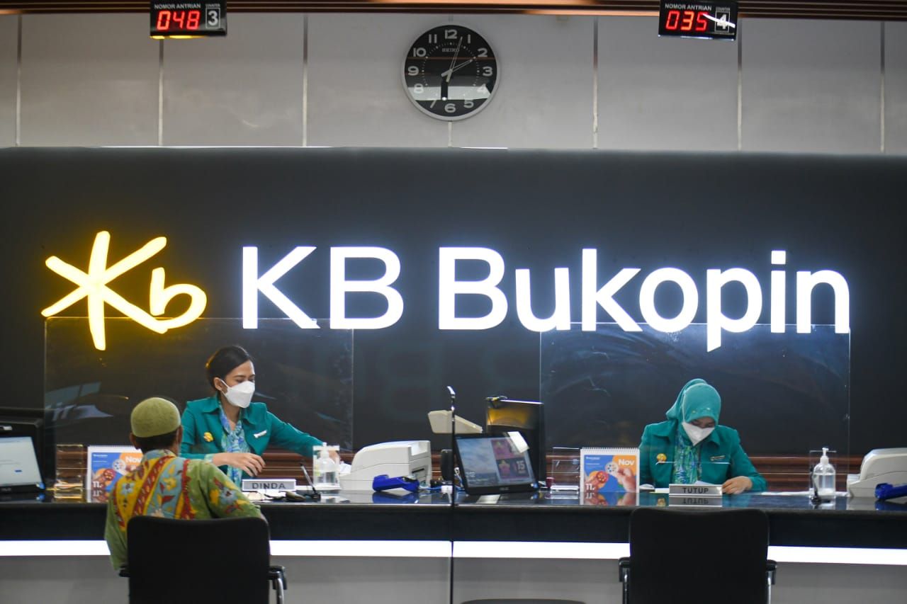 Suasana pelayanan di Bank KB Bukopin. FOTO - ISTIMEWA Semester I-2025, Laba Bank KB Bukopin (BBKP) Melejit 112 Persen