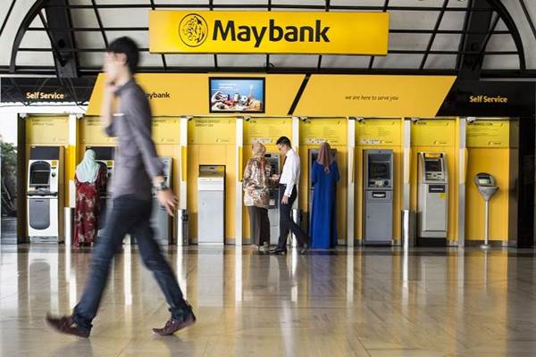 para nasabah di depan ATM Bank Maybank Indonesia (BNII). DOK/ISTIMEWA Laba Bersih Maybank Indonesia Naik 348,1% Jadi Rp576 Miliar di Q2-2025