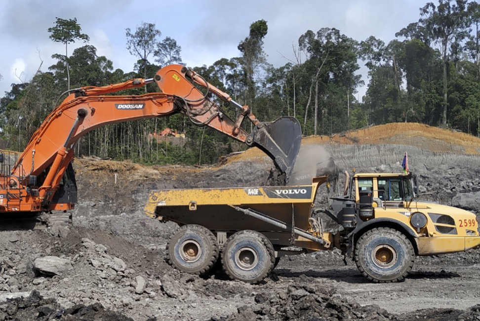 Seebuah alat berak tampak beraksi di area pertambangan besutann perseroan. FOTO - ISTIMEWA Semester I-2025, Laba Emiten Prajogo (CUAN) Tergerus 93 Persen