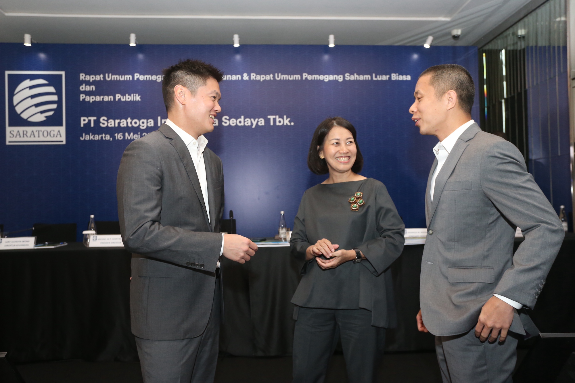 Pengurus Saratoga tampak berbincang hangat usai pelaksanaan RUPS tahunan perseroan. FOTO - ISTIMEWA Melejit 123 Persen, SRTG Medio 2025 Koleksi Laba Rp102,01 Miliar