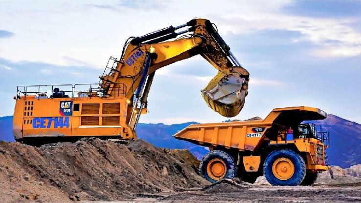 Sebuah alat berat tengah beraksi di area pertambangan ABM Investama. FOTO - ISTIMEWA Susut 70 Persen, Laba ABMM Medio 2025 Sisa USD27,74 Juta