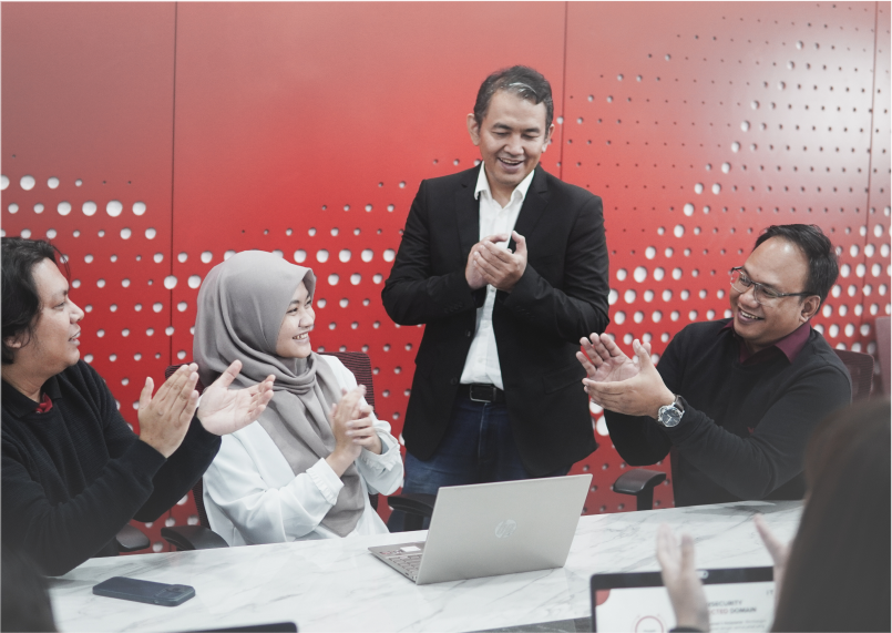 Potret pegawai Itsec Asia Tbk. Itsec Asia (CYBR) Berbalik Laba di Semester I-2025