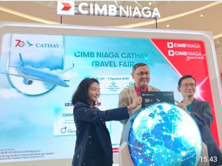 Direktur Consumer Banking CIMB Niaga Noviady Wahyudi (tengah) bersama Country Manager Indonesia Cathay Tony Sham (kanan) dan Country Manager Mastercard untuk Indonesia Aileen Goh (kiri) saat peluncuran CIMB Niaga World Cathay Card pada ajang CIMB Niaga Cathay Travel Fair 2025 di Jakarta, Kamis (31/7/2025). CIMB Niaga Gandeng Cathay Luncurkan Kartu Kredit Premium