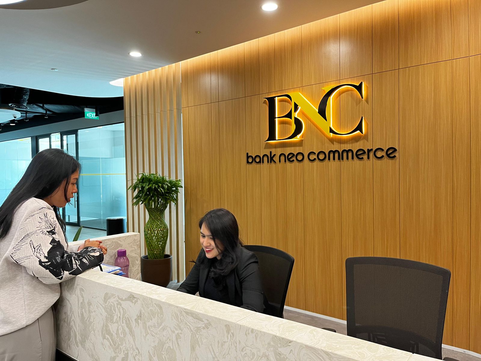 Nasabah sedang menikmati layanan PT Bank Neo Commerce Tbk (BBYB). DOK/ISTIMEWA Bank Neo Commerce (BBYB) Bungkus Laba Rp276M di Semester I-2025