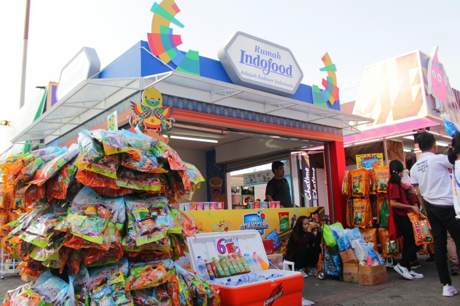 Sejumlah pengunjung tampak melihat-lihat produk perseroan di Rumah Indofood. FOTO - ISTIMEWA Melejit 56 Persen, ICBP Semester I-2025 Koleksi Laba Rp5,54 Triliun