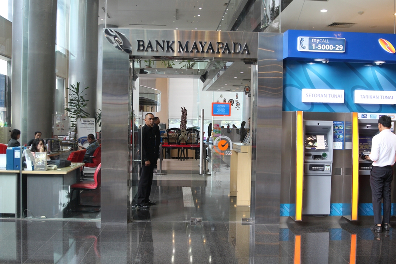 Sussana pelayanan di Bank Mayapada. FOTO - ISTIMEWA Turun Tipis, Bank Sri Tahir (MAYA) Medio 2025 Raup Laba Rp24 Miliar