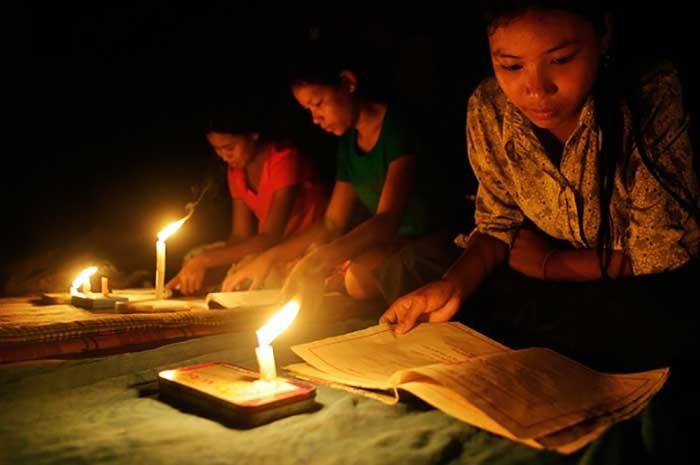Menteri ESDM Bahlil Lahadalia mengungkap fakta masih ada 5.700 desa dan 4.400 dusun yang belum menikmati penerangan listrik Masih Ada 5.700 Desa Belum Teraliri Listrik