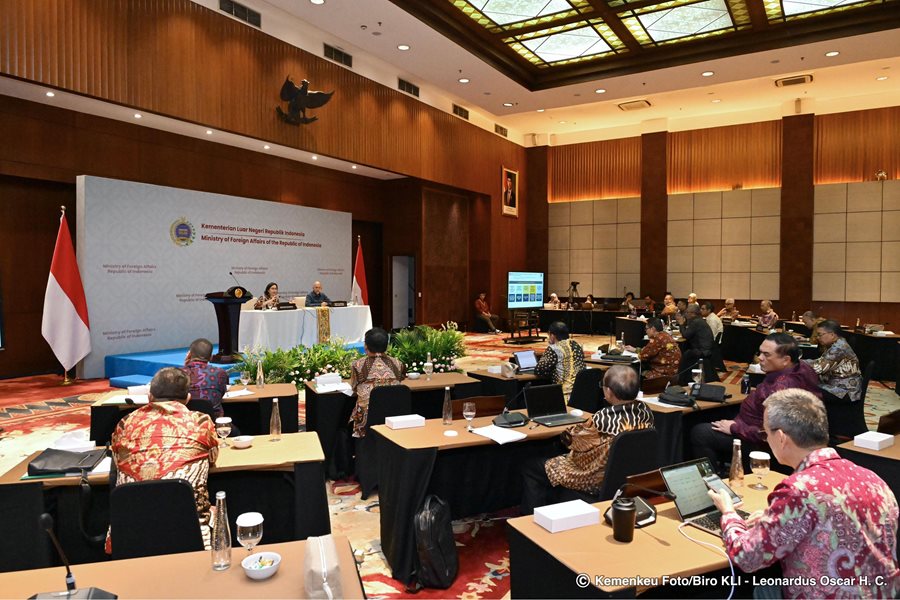 Menteri Keuangan (Menkeu) Sri Mulyani Indrawati Rabu (30/7) menyampaikan pembekalan kepada para Calon Duta Besar Luar Biasa dan Berkuasa Penuh Republik Indonesia dalam kegiatan orientasi yang diselenggarakan oleh Kementerian Luar Negeri di Jakarta. Menkeu: Duta Besar Adalah Juru Bicara Yakinkan Investasi