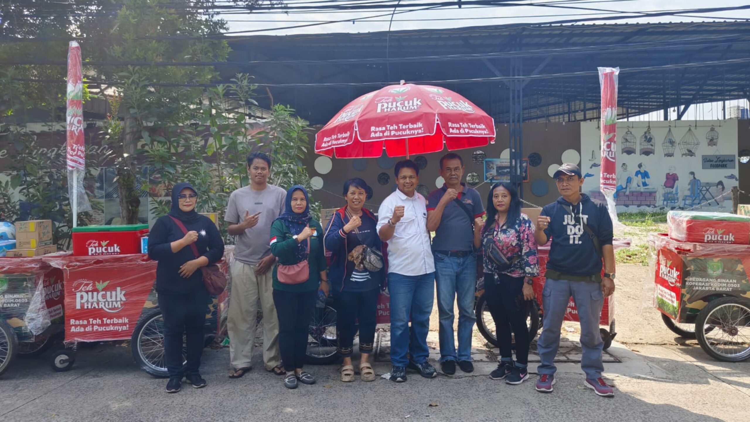 PRO UMKM - Manajemen Mayora bersama Kodim 0503/Jakarta Barat menyerahkan gerobak dorong kepada pedagang binaan sebagai sarana usaha mikro. FOTO - ISTIMEWA Mayora, Sahabat Warung Kecil yang Menjaga Denyut Ekonomi Mikro