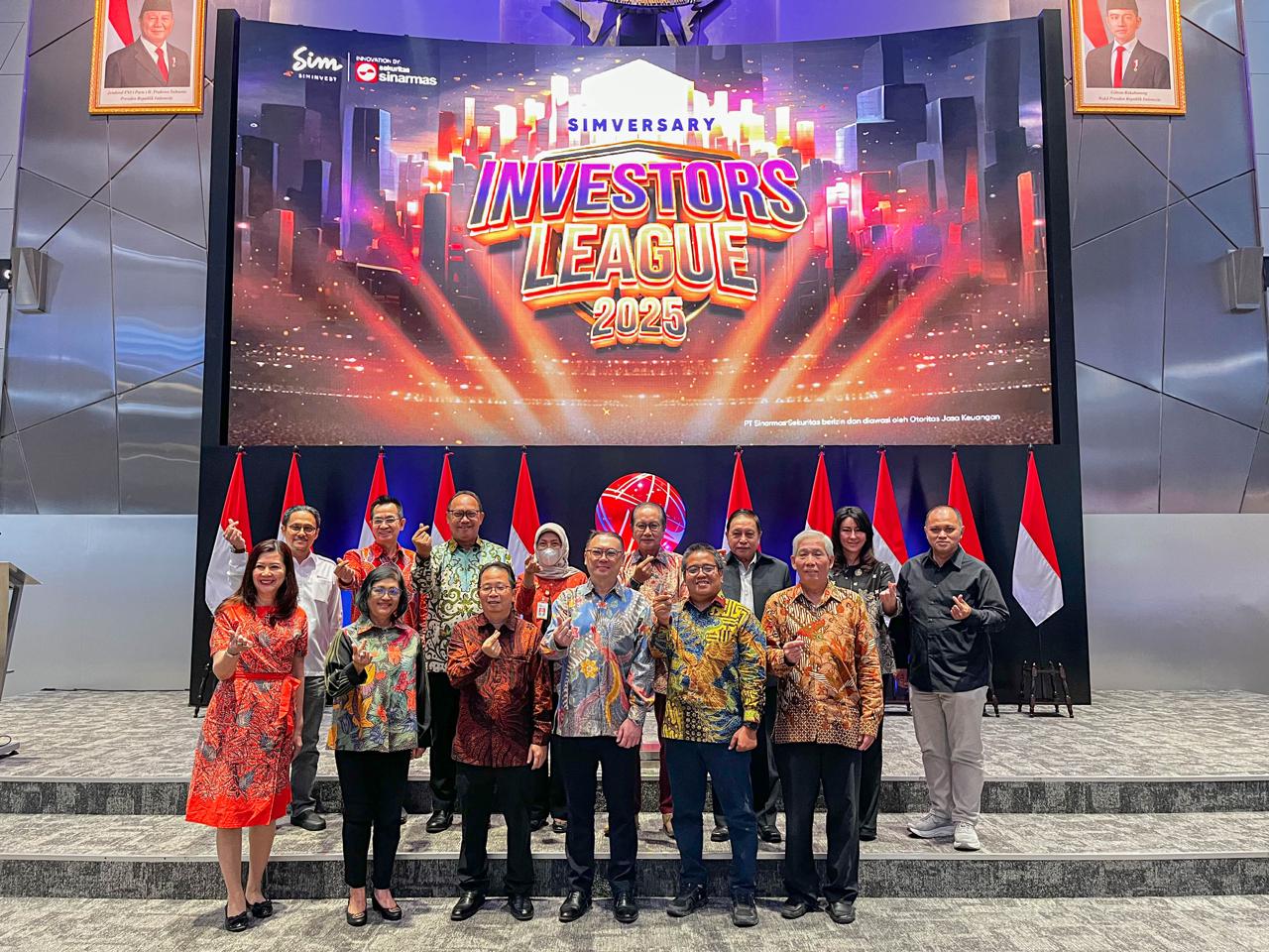 Potret foto bersama stakeholder pasar modal pada saat peluncuran “SimVersary Investors League 2025” di Main Hall Bursa Efek Indonesia pada Jumat (1/8/2025). SimInvest Luncurkan Kompetisi Trading, Prizepool hingga Rp1,8 Miliar