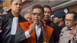 Hasto Kristiyanto (rompi tahanan). Dok. Detiknews. Beri Amnesti-Abolisi Kasus Korupsi, Presiden Dinilai Permainkan Hukum