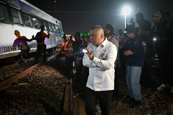 Menhub Dudy Purwagandhi melakukan pemantauan langsung proses evakuasi penumpang dan pemulihan jalur,KA Argo Bromo Anggrekyang mengalami anjlok di emplasemen jalur sekitar Stasiun Pegaden Baru, Subang, Jumat (1/8). Menhub Minta Investigasi Anjloknya KA Argo Bromo Anggrek