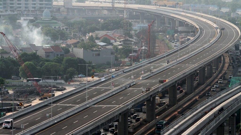 Sejumlah kendaraan melintasi tol Mbz besutan perseroan. FOTO - ISTIMEWA Semester I 2025, Laba Emiten Tol Grup Salim (META) Anjlok 36 Persen
