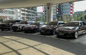 Selain uang tunai, Kepala Pusat Penerangan Hukum (Kapuspenkum) Kejagung Anang Supriatna mengatakan bahwa penyidik juga menyita lima unit mobil, yakni Toyota Alphard, Mini Cooper, dan tiga sedan Mercedes Benz. Dok. BeritaSatu. Kejagung Sita Uang Tunai dan Lima Mobil Mewah Riza Chalid